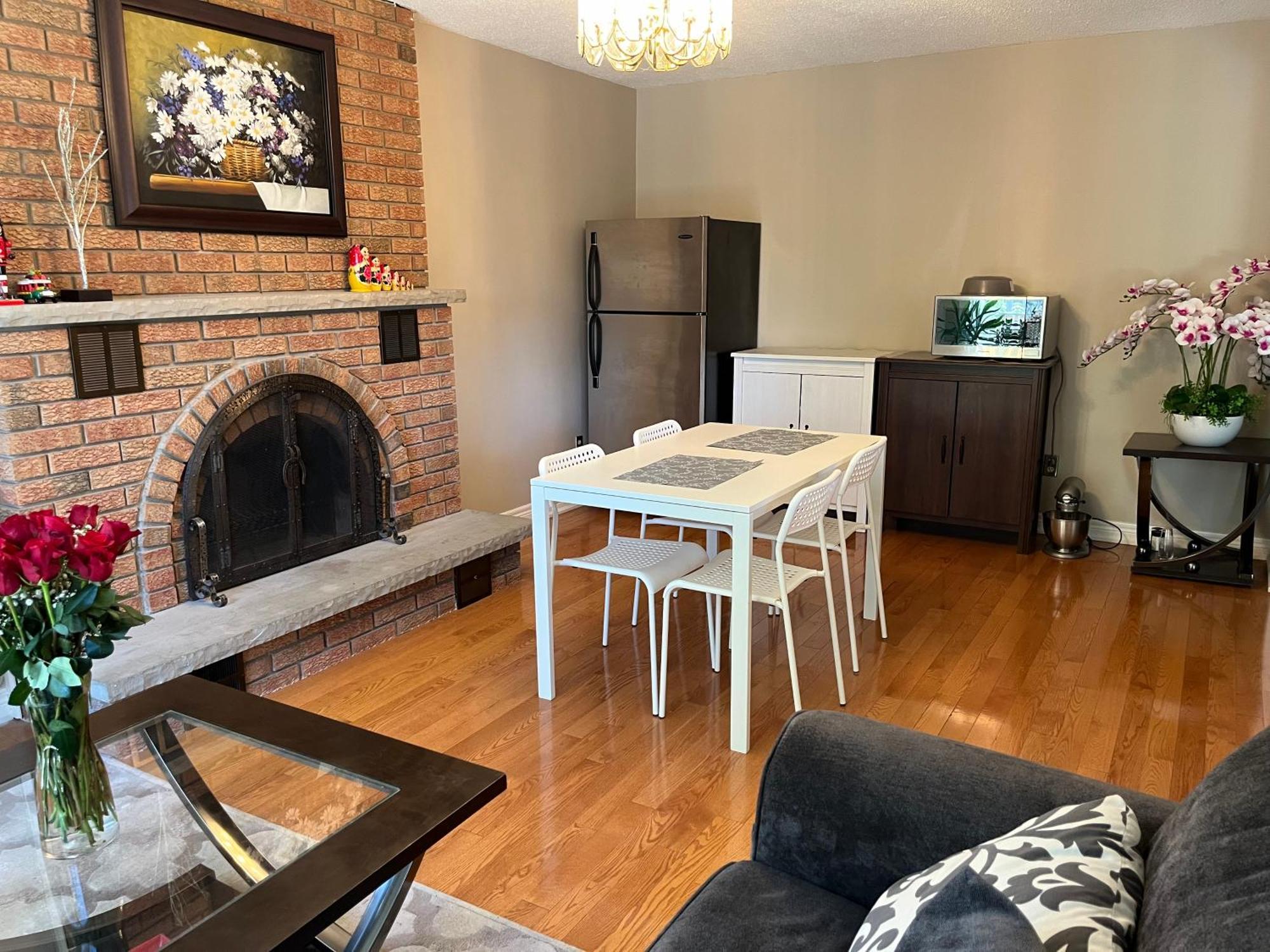 Comfort Rooms Near Toronto Airport Мисисага Екстериор снимка