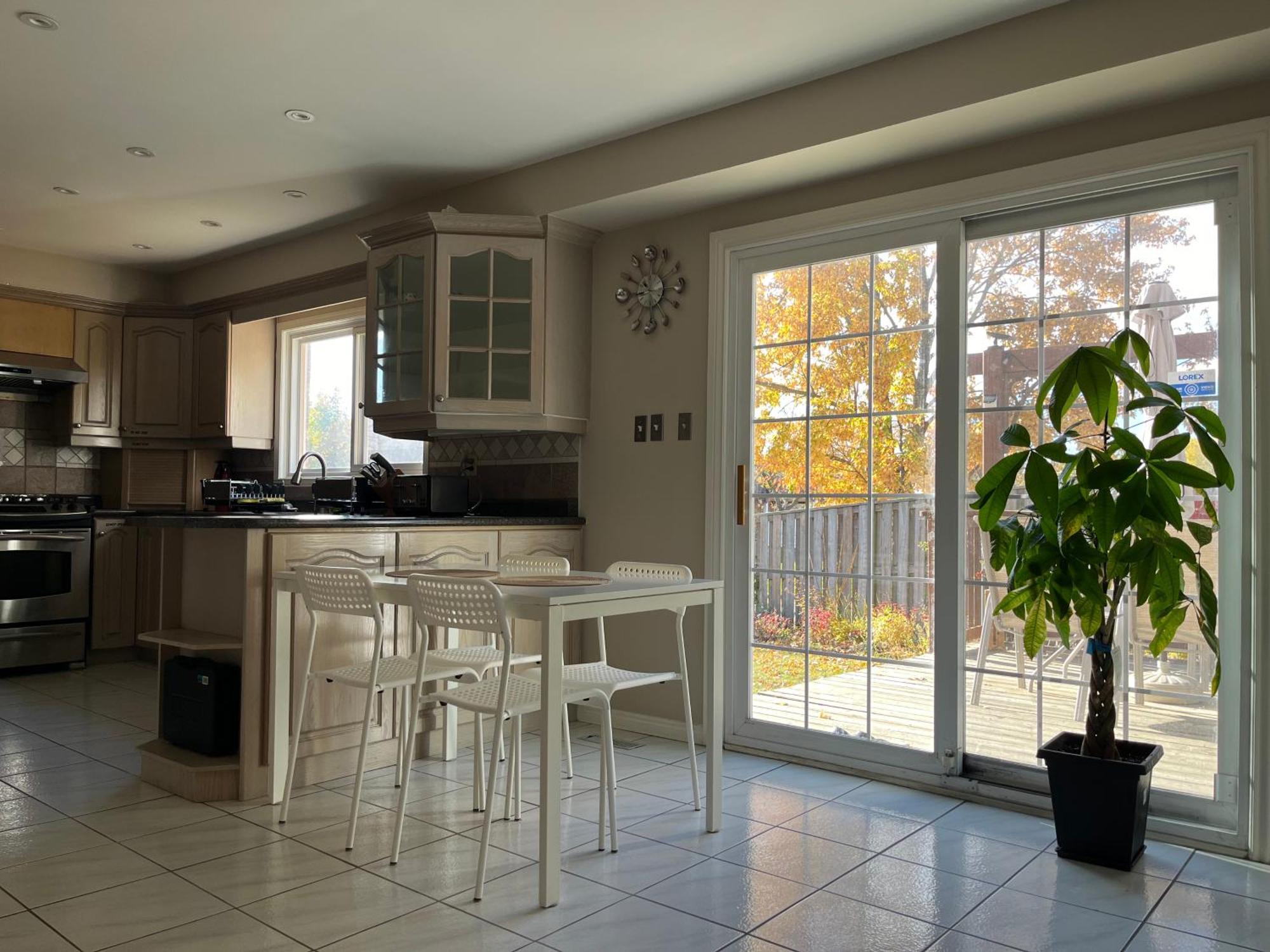 Comfort Rooms Near Toronto Airport Мисисага Екстериор снимка